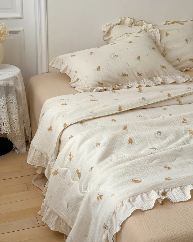 Bathing Bear Breathable 100% Cotton Muslin Ruffled Baby Quilt with Bear Pattern
